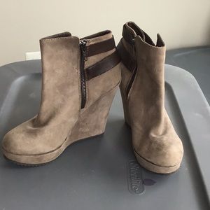 Aldo zip short boots.  Size 81/2. Good condition.